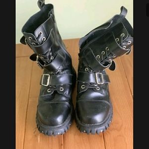 T.U.K UK 9 black zip & buckle boots